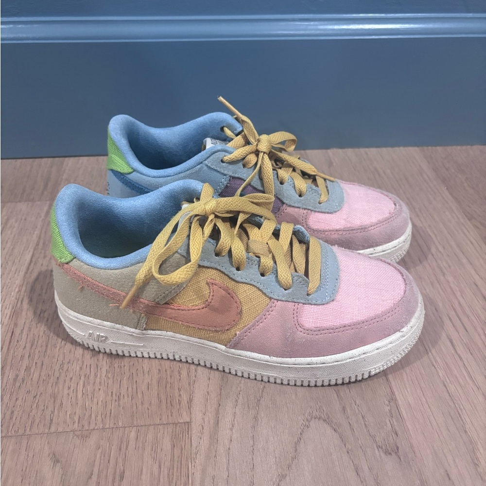 Nike Air Force 1 Low '07 LV8
Next Nature Sun Club (GS)